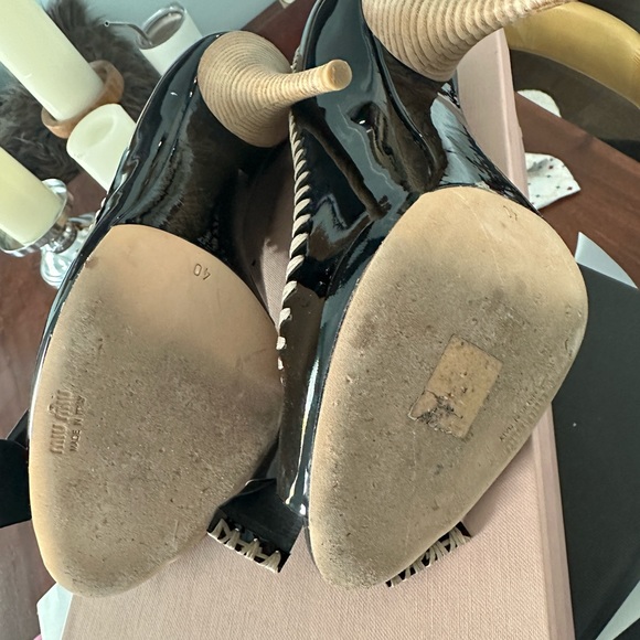 Miu Miu Black & Beige Patent Pumps w/Bow - Picture 4 of 6